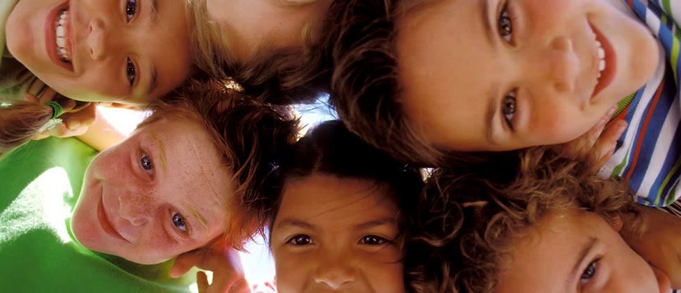Enfants souriants réunis autour d'un séjour des E.L.F.S
